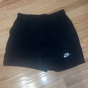 BLACK NIKE SHORTS